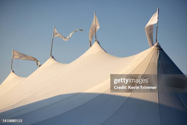 top of large event tent - entertainment tent stockfoto's en -beelden