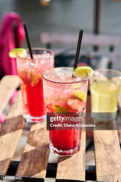 watermelon lime lemonade outdoors on a sunny day. - lemonade stock-fotos und bilder