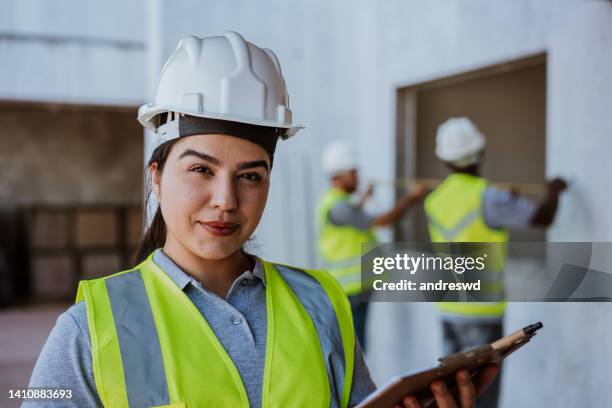 建設現場の女性 - headwear ストックフォトと画像