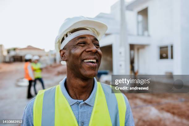 retrato de un hombre en el sitio de construcción - builder fotografías e imágenes de stock