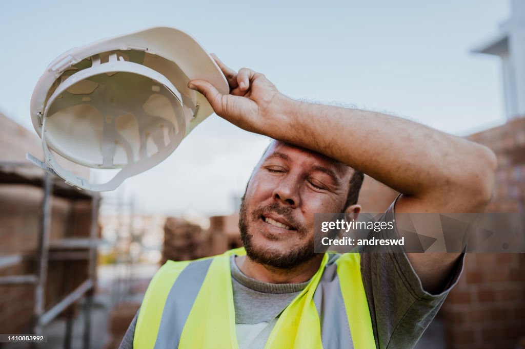 Porträt eines erschöpften Mannes auf der Baustelle