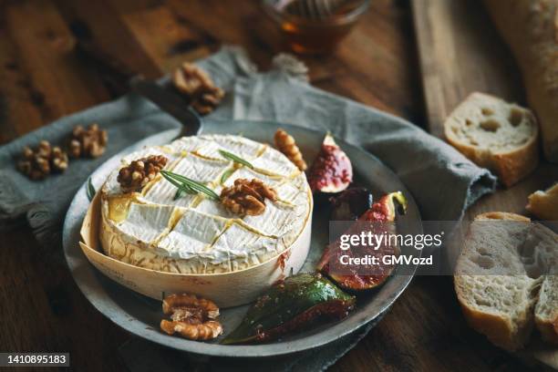 gebackener camembert-käse mit frischen feigen - camembert stock-fotos und bilder