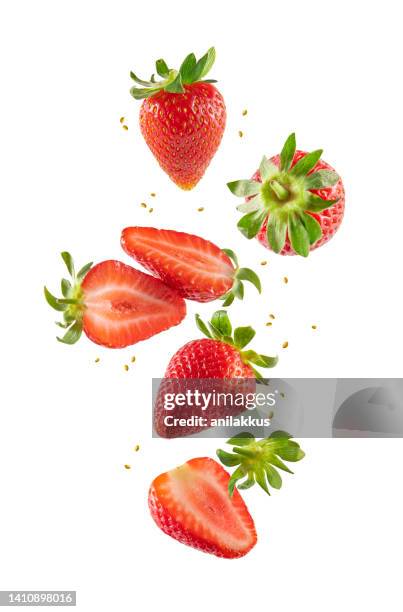 fresh strawberries in air - aardbei stockfoto's en -beelden