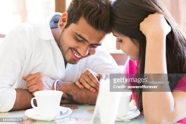 young couple at a restaurant in jodhpur, india - love you stockfoto's en -beelden
