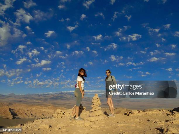 tourists in the atacama desert - san pedro de atacama stock-fotos und bilder
