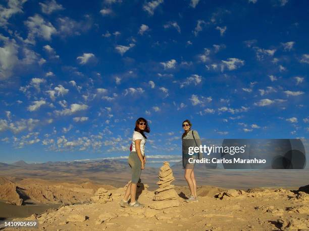 tourists in the atacama desert - antofagasta fotografías e imágenes de stock