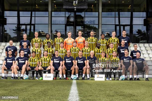 Bovenste rij, Van links naar rechts: Mirjam Clifford , Vitesse, Melle Meulensteen Vitesse, Mohamed Sankoh Vitesse, Tomá Hájek Vitesse, Daan Reiziger...