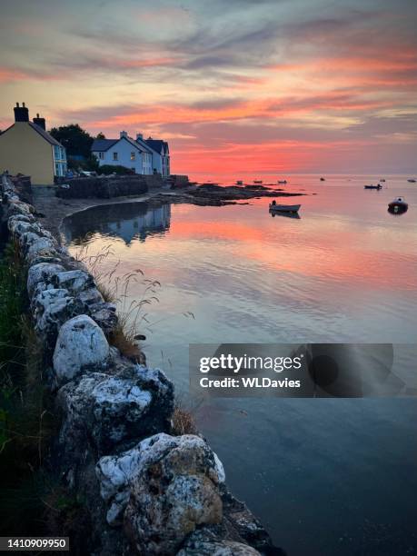 sonnenuntergang über küstenhäusern - ceredigion stock-fotos und bilder