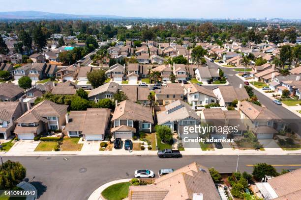 bienes raíces aéreos en el sur del condado de orange, california - irvine california fotografías e imágenes de stock