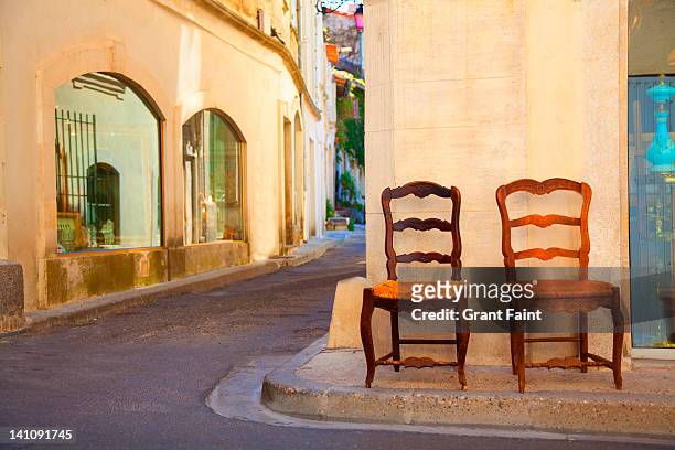 two chairs for sale. - arles stock-fotos und bilder