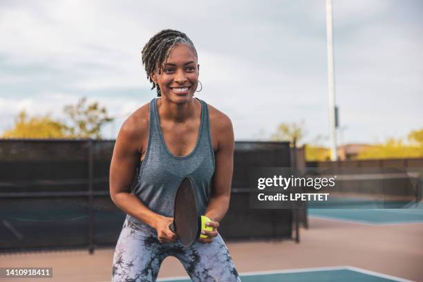 pickleball - woman exercise imagens e fotografias de stock