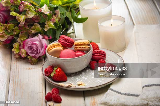 almond and strawberry macaron cookies sweet pastry with berries stock photo - macarons roses stock pictures, royalty-free photos & images