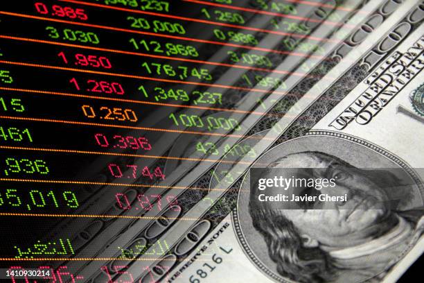 stock market indicators and cash dollars - deflación economía fotografías e imágenes de stock