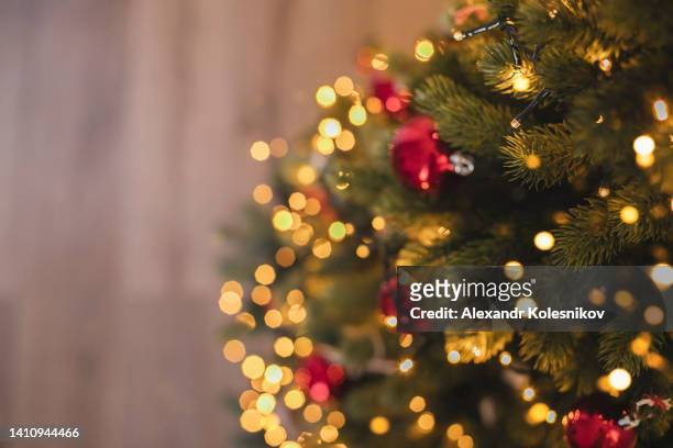 christmas fir tree with garland and red decoration. - garland bildbanksfoton och bilder