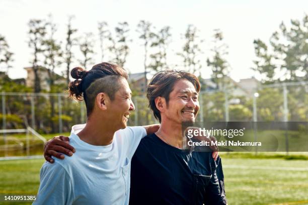 a middle-aged uncle who enjoys playing soccer on holidays. - 日本人　応援 ストックフォトと画像
