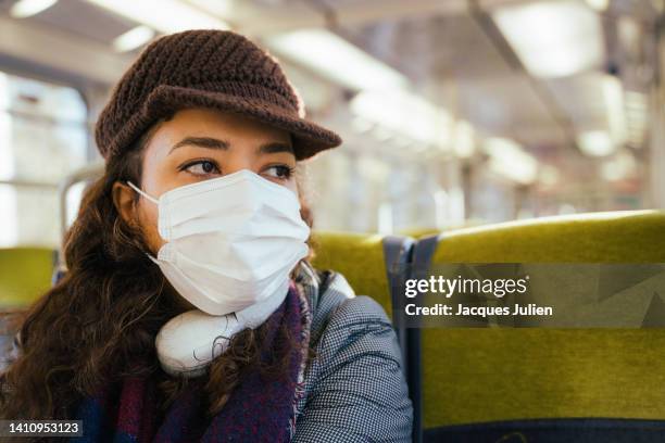 woman with mask in train - masque de chirurgien photos et images de collection