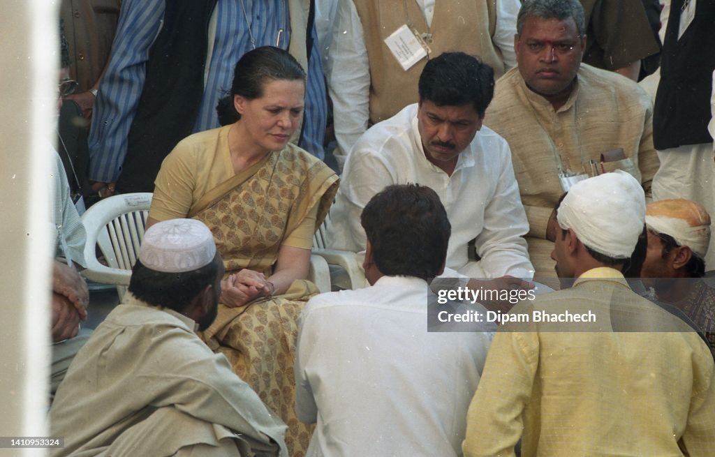 Godhra Riots Gujrat Sonia Gandhi with other party leaders visit riot affected area in ...
