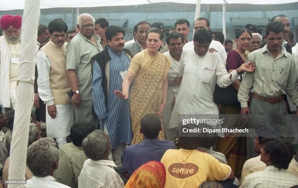 Godhra Riots Gujrat Sonia Gandhi with other party leaders visit riot affected area in ...