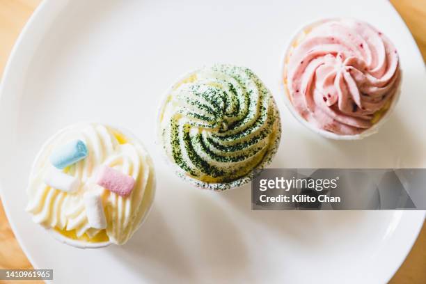 overhead view of assorted cupcakes - forma de queque imagens e fotografias de stock