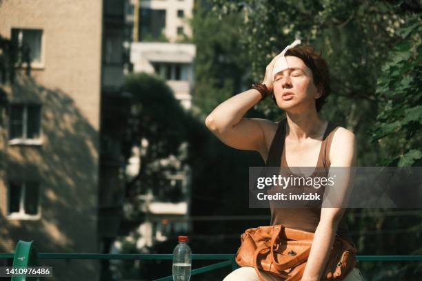frau, die unter hitzewelle leidet - unbehaglich stock-fotos und bilder