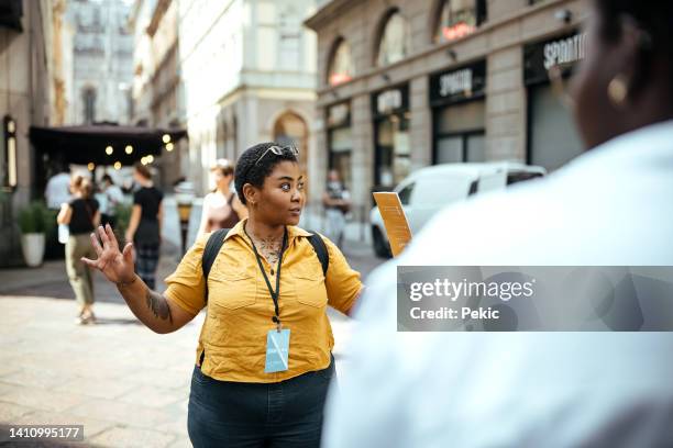 eine tour durch die stadt - führung stock-fotos und bilder
