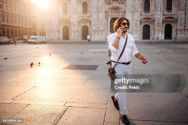 working commuter - milan landmark stock pictures, royalty-free photos & images