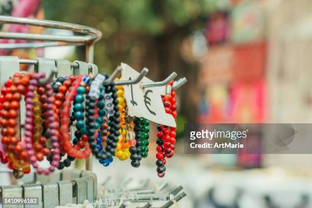 souvenirs auf einem touristenmarkt unter freiem himmel in alanya, türkei - bracelet festival stock-fotos und bilder