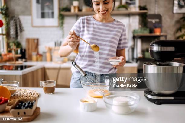 the process of cake making - sprinkling imagens e fotografias de stock