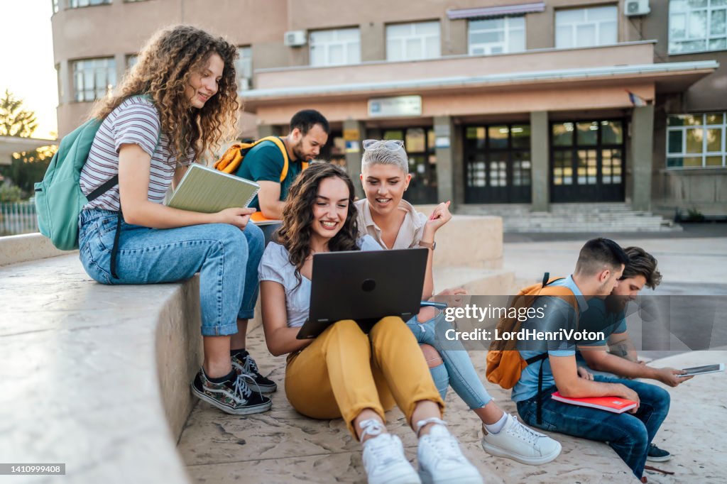 Studenten auf dem campus