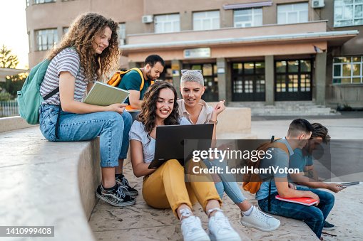 Studenten auf dem campus Studenten auf dem campus