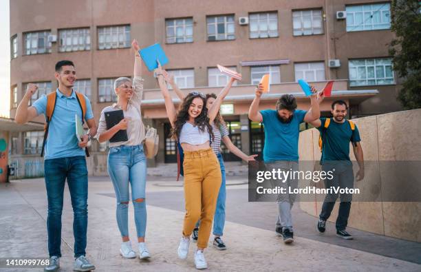 estudiantes celebrando el final de un año escolar - the end fotografías e imágenes de stock