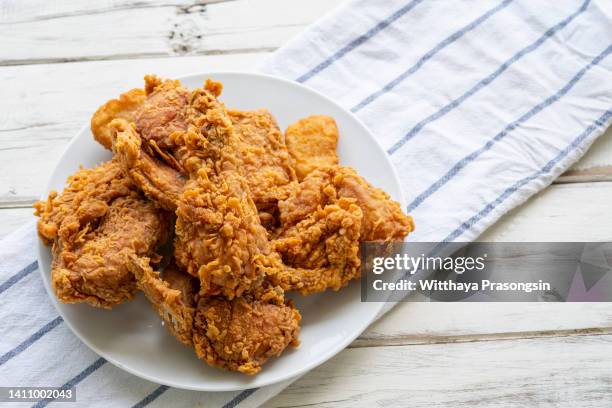 white plate of fried chicken on wood table - fried chicken imagens e fotografias de stock