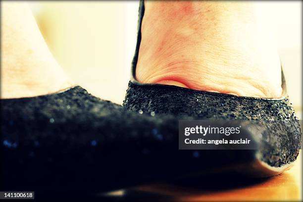 woman standing pigeon toed - pigeon toed stockfoto's en -beelden