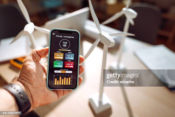 energy output measuring app - measuring potential business stockfoto's en -beelden