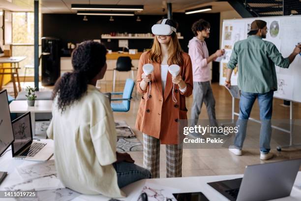 vr game developers at work - gamificatie stockfoto's en -beelden