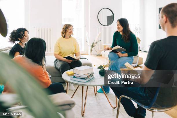 buchclubgruppe, die einen vortrag diskutiert - student buch lernen stock-fotos und bilder