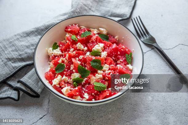 watermelon salad with feta and mint - feta stockfoto's en -beelden