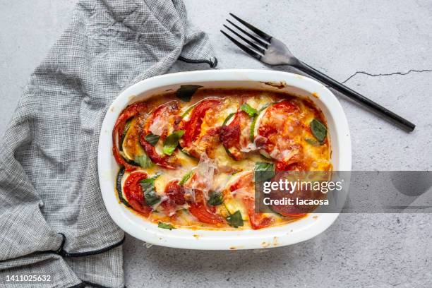 tomato zucchini casserole - casserole imagens e fotografias de stock