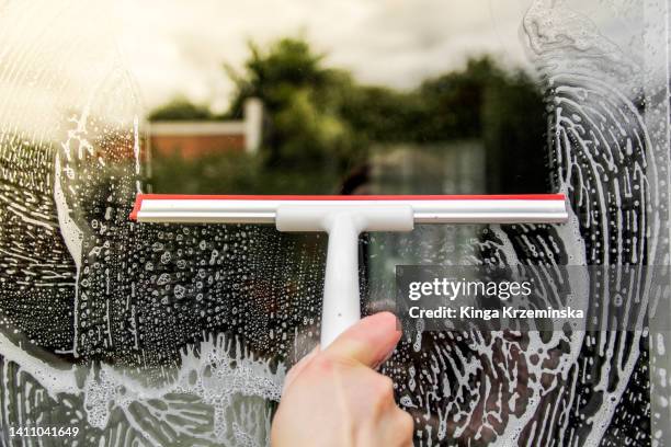 window cleaning - detergente líquido fotografías e imágenes de stock