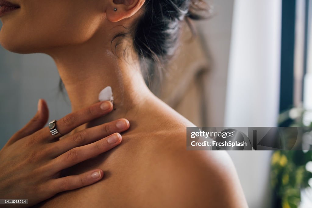 Uma visão de perto de uma mulher linda feliz irreconhecível cuidando de sua pele