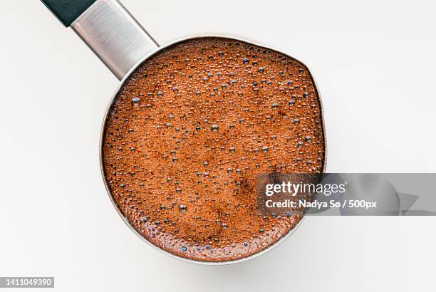 frothy coffee pot on white table - ジェズベ ストックフォトと画像