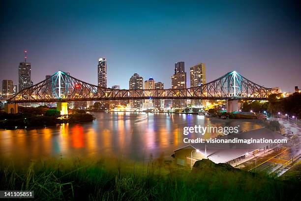 view of story bridge, brisbane - brisbane photos et images de collection