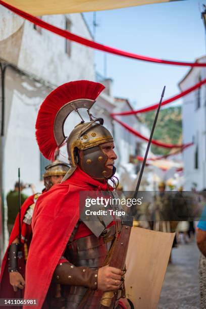 recreación del desfile de soldados romanos en las fiestas de diana - roman fotografías e imágenes de stock