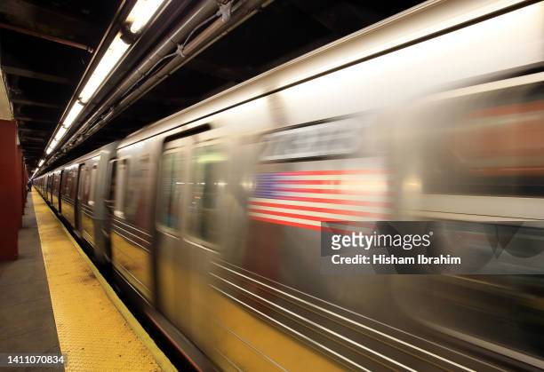 subway train speeding through empty subway station, manhattan, new york city, new york, usa. - new york city subway stock-fotos und bilder