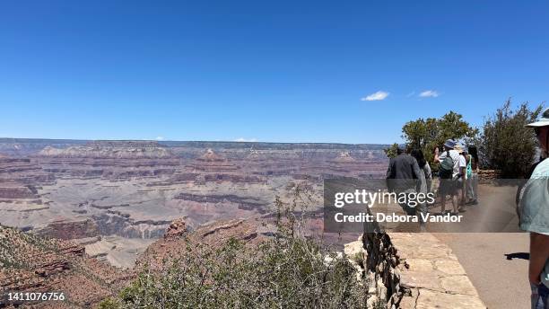 visitors at the grand canyon south rim at mathers point inarizona. - surprise arizona stockfoto's en -beelden