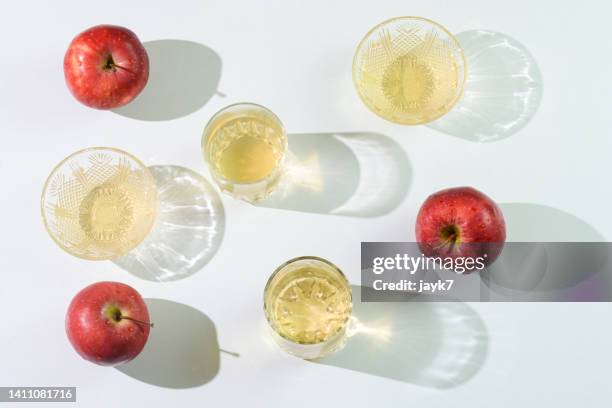 apple cider vinegar - sidra fotografías e imágenes de stock