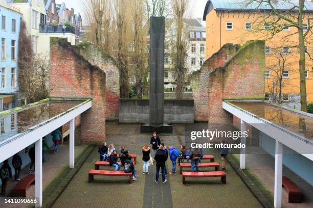 dutch holocaust memorial column, amsterdam, netherlands - obelisk stock pictures, royalty-free photos & images