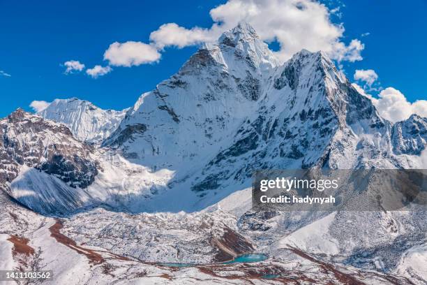 panorama of beautiful  mount ama dablam in  himalayas, nepal - solu khumbu 個照片及圖片檔