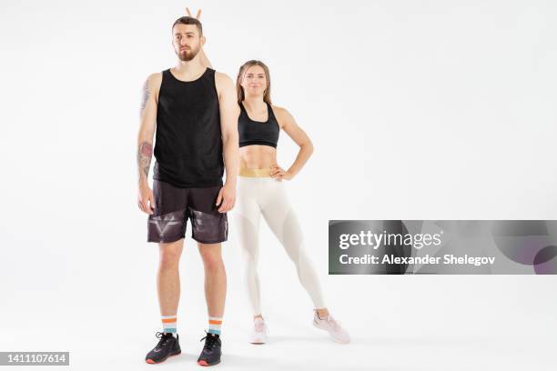 スタジオでの男性と女性のグループ肖像画。運動と筋肉のビルドのためのフィットネスコンセプト。プロのアスリート、フィット写真。スポーツをしている2人 - professional sportsperson ストックフォトと画像