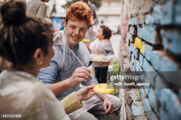 artistas de rua pintando juntos - street artist - fotografias e filmes do acervo